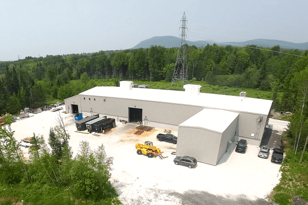 USINE - brigthness plus 30 (1) Notre fonderie au sable de 19,000 pieds carrés fraîchement rénovée à Waterloo, dans les Cantons de l'est, livre partout au Québec